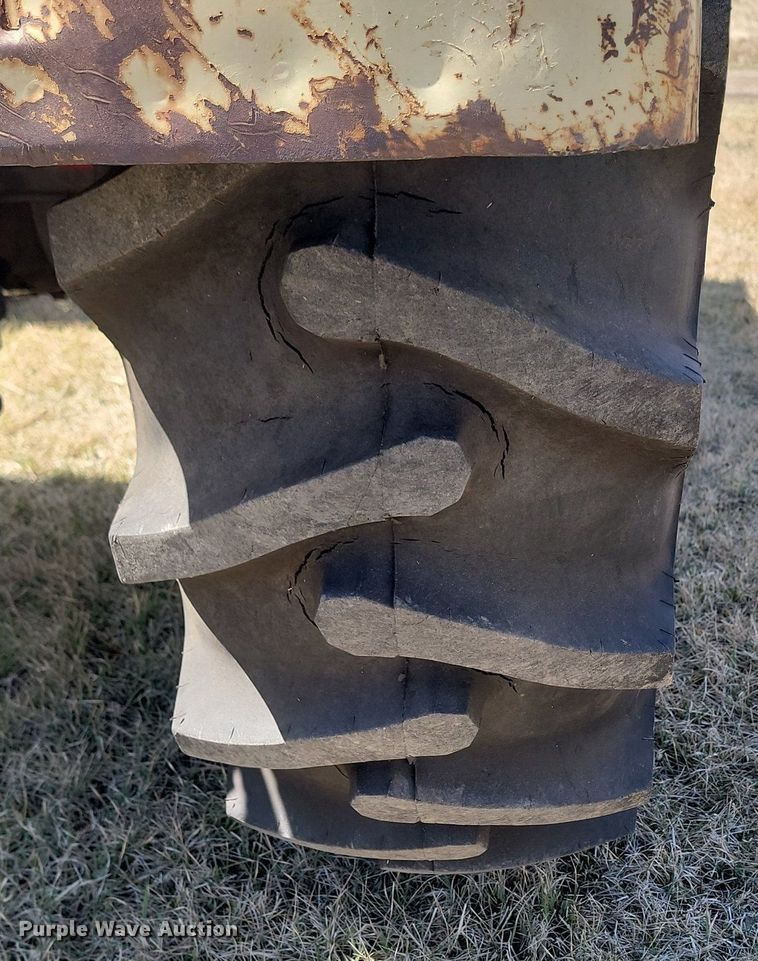 image for item DP5672 Cockshutt 550 tractor