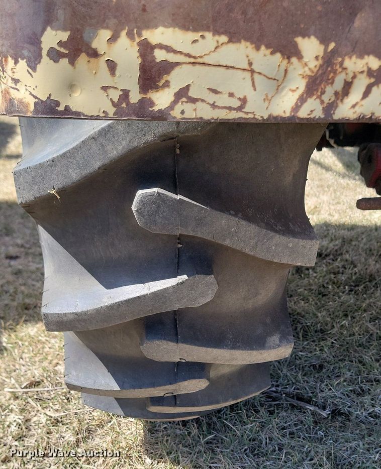 image for item DP5672 Cockshutt 550 tractor