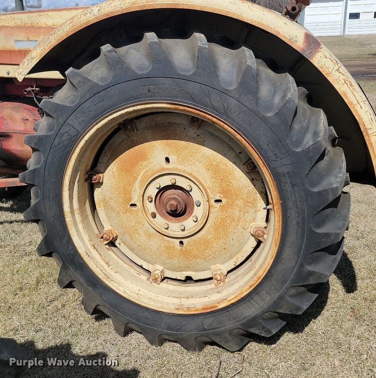 image for item DP5672 Cockshutt 550 tractor