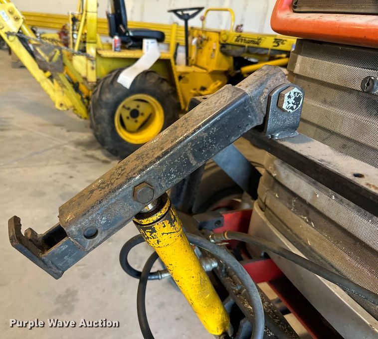 image for item DQ0752 1968 Massey Ferguson  175 tractor