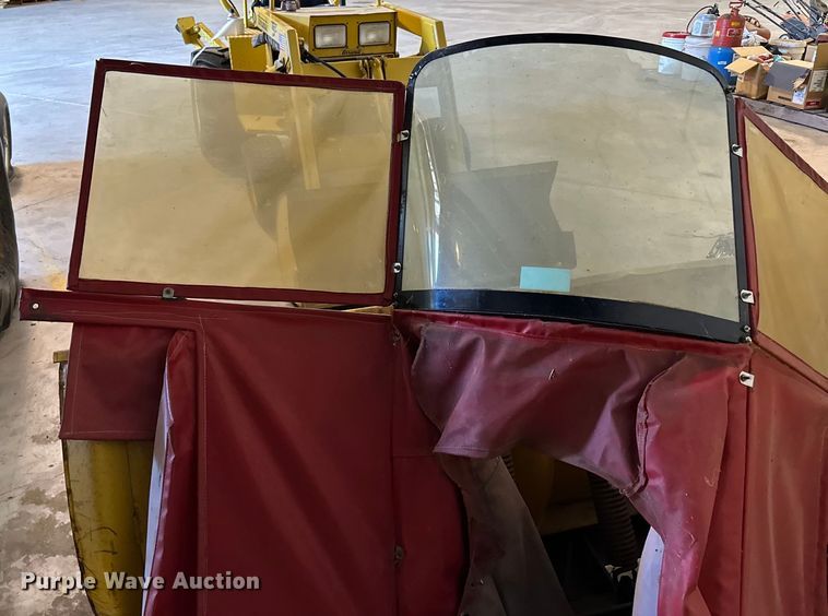 image for item DQ0752 1968 Massey Ferguson  175 tractor