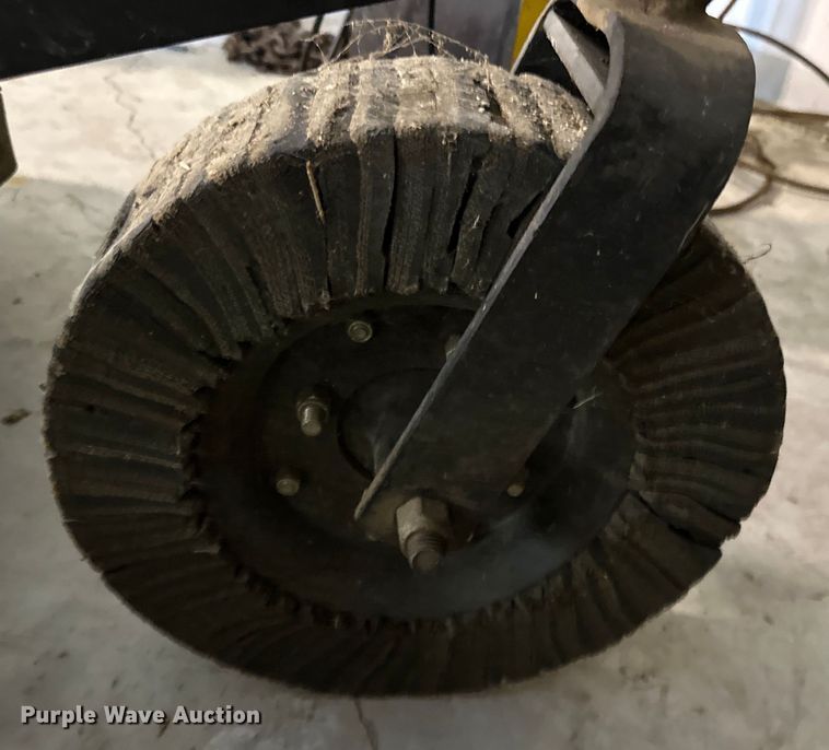 image for item DQ0752 1968 Massey Ferguson  175 tractor