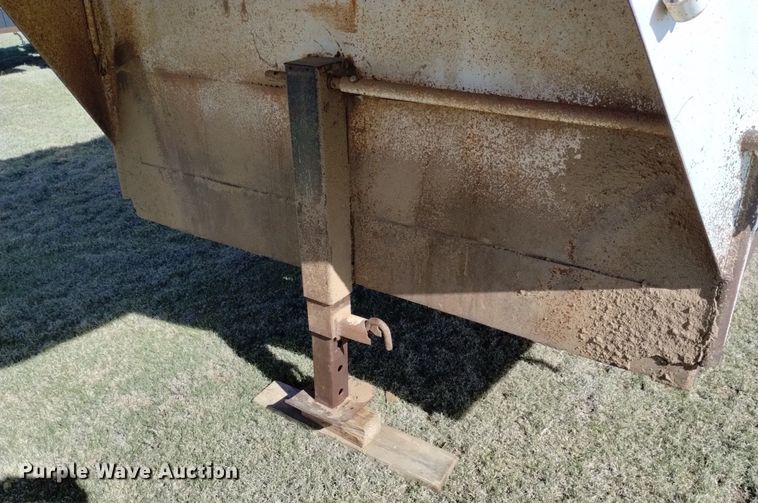 image for item DQ6065 1976 Dugan livestock trailer