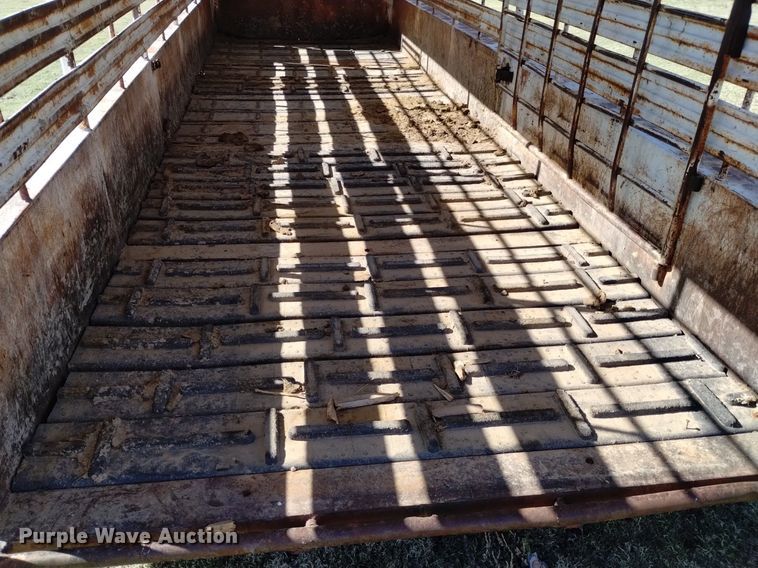 image for item DQ6065 1976 Dugan livestock trailer