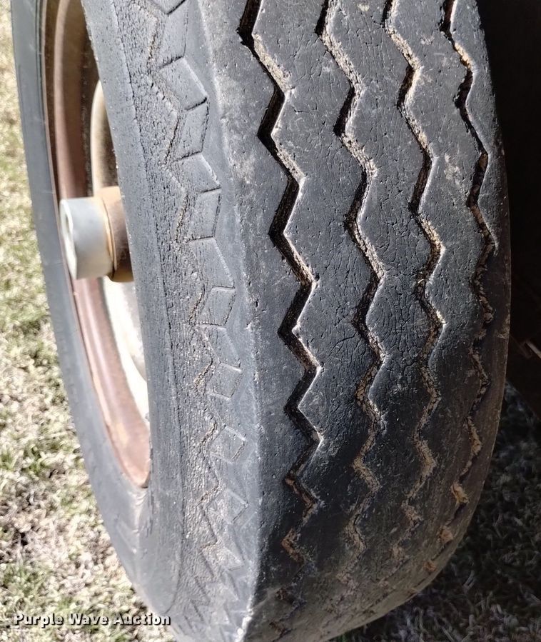 image for item DQ6065 1976 Dugan livestock trailer