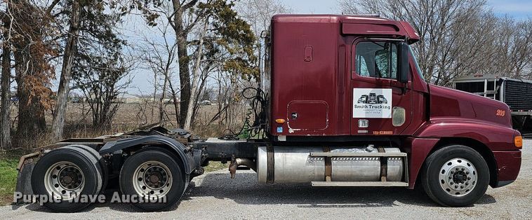 image for item DQ8693 1999 Freightliner Century Class semi truck