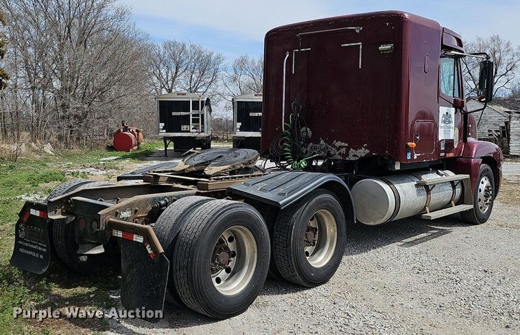 image for item DQ8693 1999 Freightliner Century Class semi truck