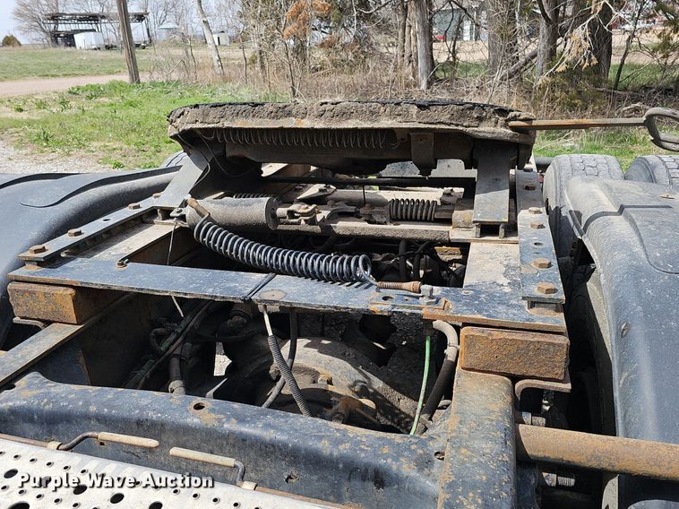 image for item DQ8693 1999 Freightliner Century Class semi truck