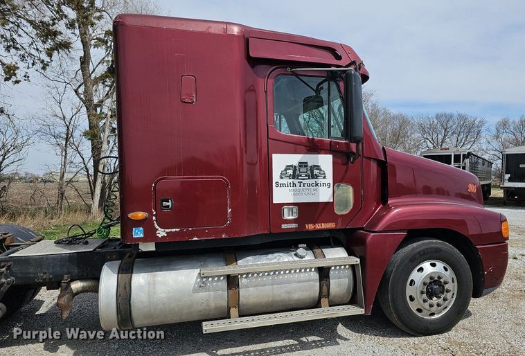 image for item DQ8693 1999 Freightliner Century Class semi truck