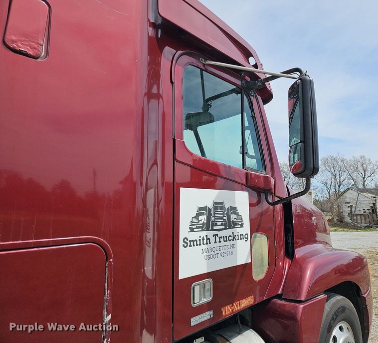 image for item DQ8693 1999 Freightliner Century Class semi truck