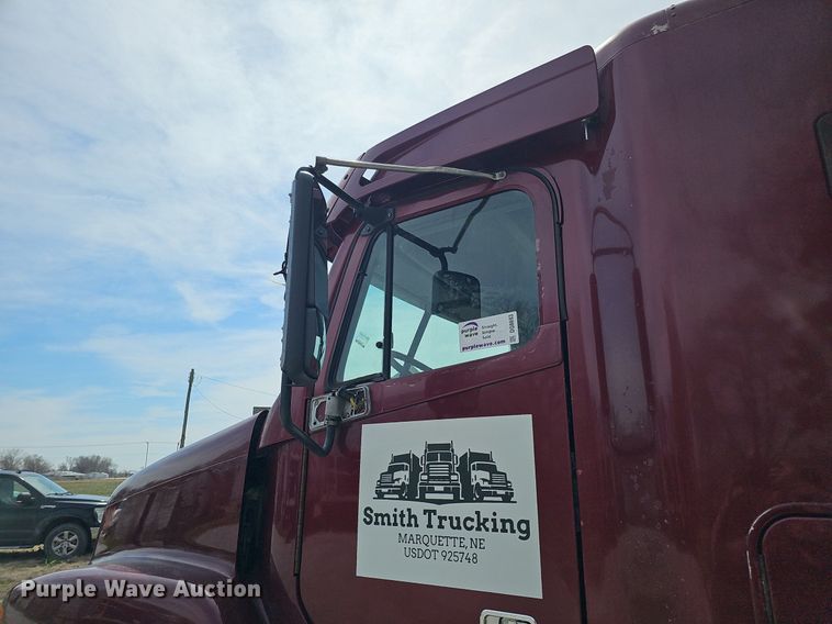 image for item DQ8693 1999 Freightliner Century Class semi truck