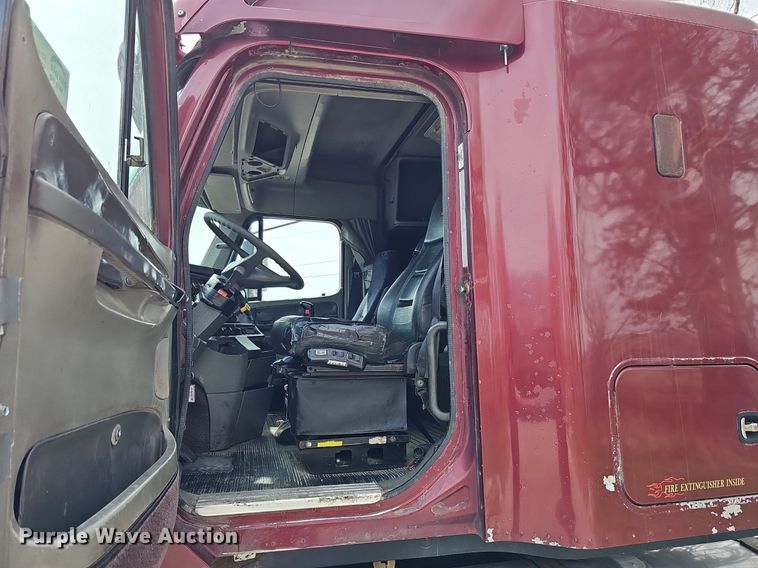 image for item DQ8693 1999 Freightliner Century Class semi truck