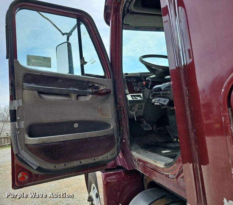 image for item DQ8693 1999 Freightliner Century Class semi truck