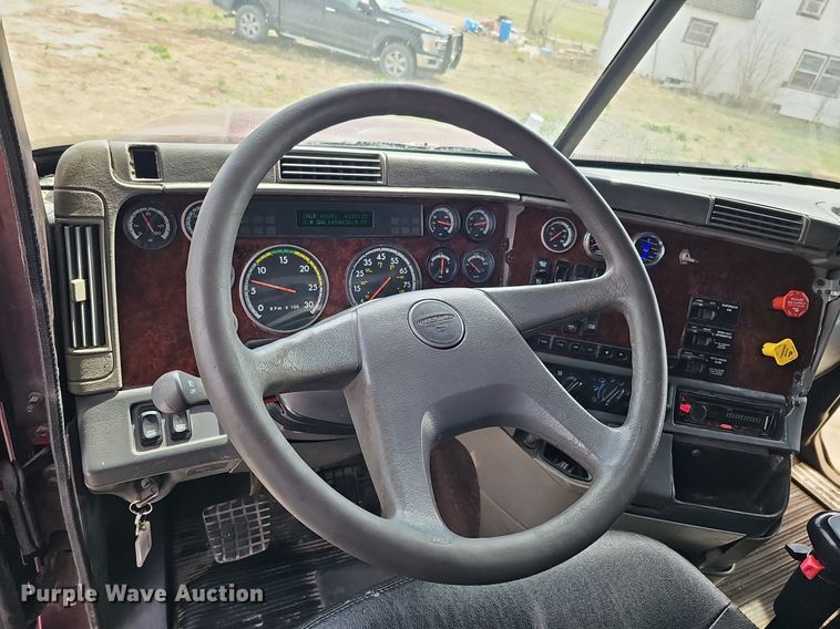 image for item DQ8693 1999 Freightliner Century Class semi truck