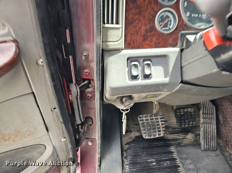 image for item DQ8693 1999 Freightliner Century Class semi truck