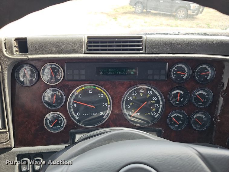 image for item DQ8693 1999 Freightliner Century Class semi truck