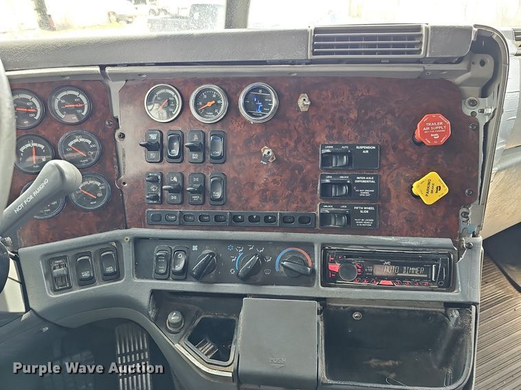 image for item DQ8693 1999 Freightliner Century Class semi truck