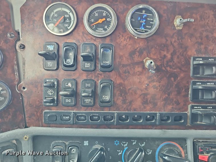 image for item DQ8693 1999 Freightliner Century Class semi truck