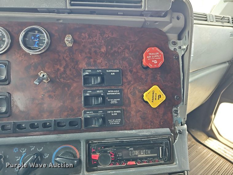 image for item DQ8693 1999 Freightliner Century Class semi truck