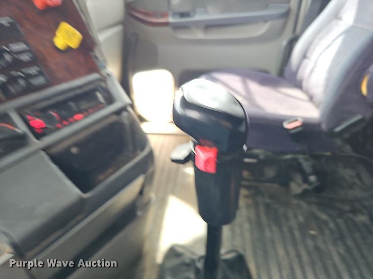 image for item DQ8693 1999 Freightliner Century Class semi truck