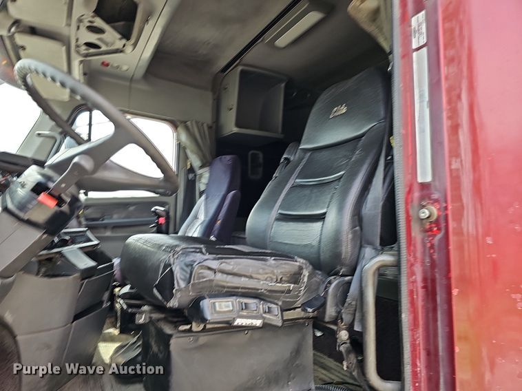 image for item DQ8693 1999 Freightliner Century Class semi truck