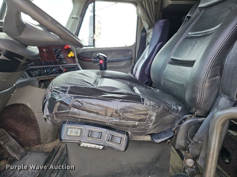 image for item DQ8693 1999 Freightliner Century Class semi truck