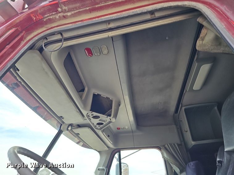 image for item DQ8693 1999 Freightliner Century Class semi truck