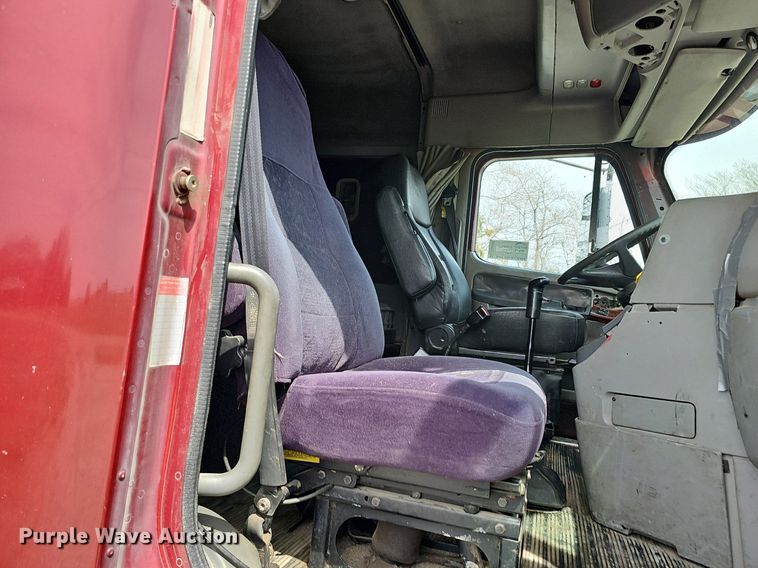 image for item DQ8693 1999 Freightliner Century Class semi truck