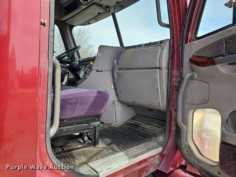 image for item DQ8693 1999 Freightliner Century Class semi truck