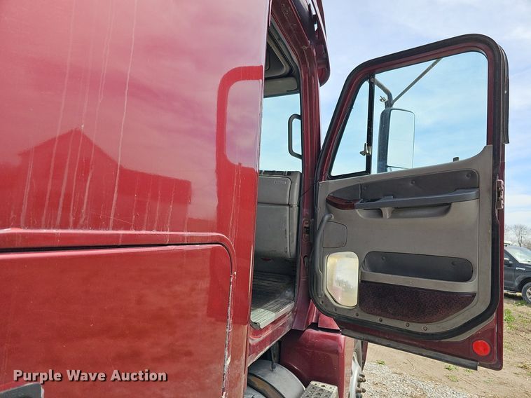 image for item DQ8693 1999 Freightliner Century Class semi truck