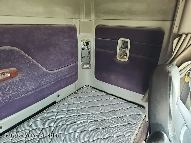 image for item DQ8693 1999 Freightliner Century Class semi truck