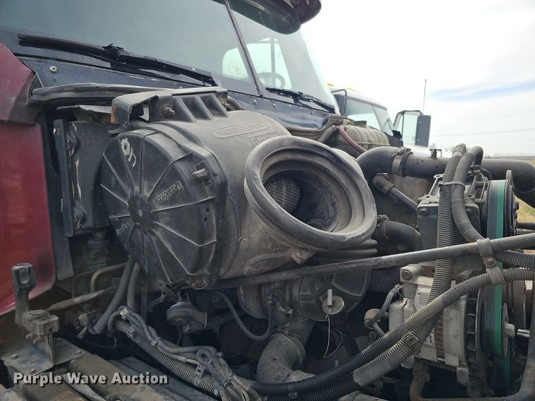 image for item DQ8693 1999 Freightliner Century Class semi truck