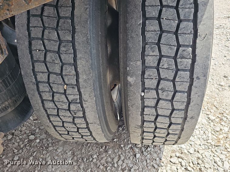 image for item DQ8693 1999 Freightliner Century Class semi truck