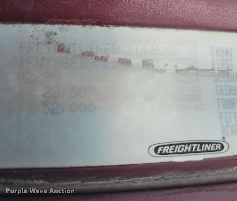 image for item DQ8693 1999 Freightliner Century Class semi truck