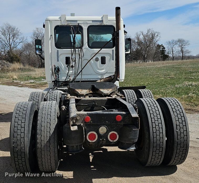 image for item DQ8694 2015 Freightliner Cascadia 125 semi truck