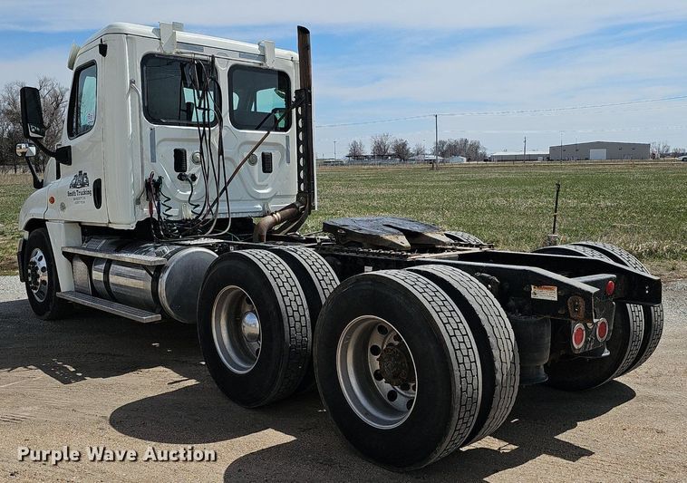 image for item DQ8694 2015 Freightliner Cascadia 125 semi truck