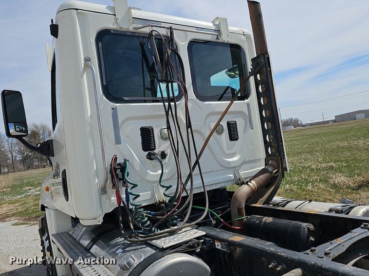 image for item DQ8694 2015 Freightliner Cascadia 125 semi truck