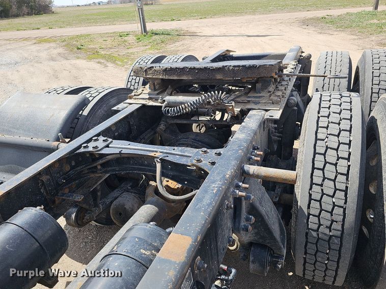 image for item DQ8694 2015 Freightliner Cascadia 125 semi truck