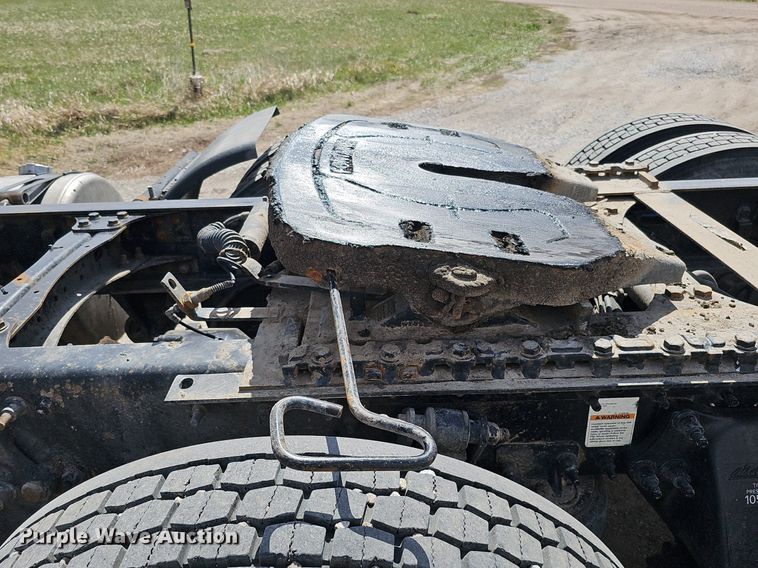 image for item DQ8694 2015 Freightliner Cascadia 125 semi truck