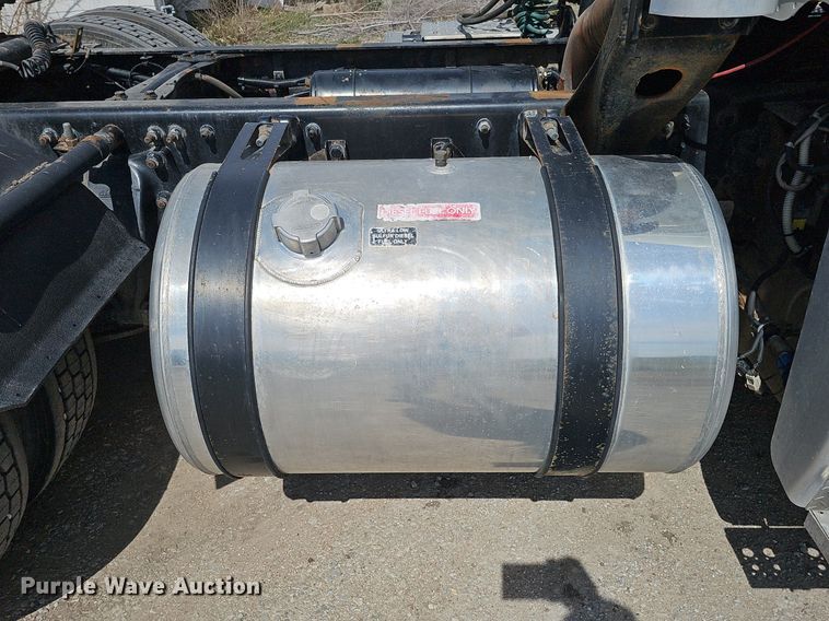 image for item DQ8694 2015 Freightliner Cascadia 125 semi truck