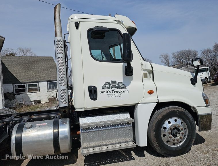 image for item DQ8694 2015 Freightliner Cascadia 125 semi truck