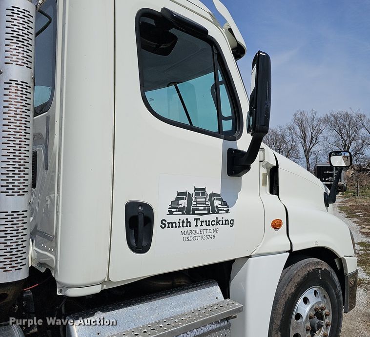 image for item DQ8694 2015 Freightliner Cascadia 125 semi truck