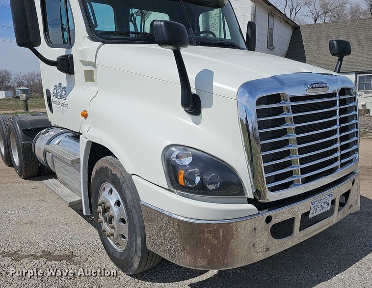 image for item DQ8694 2015 Freightliner Cascadia 125 semi truck