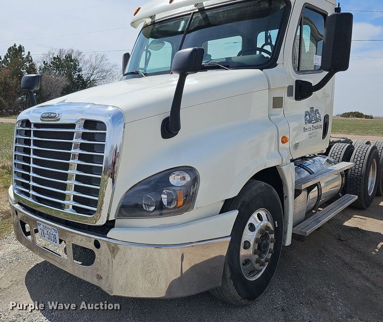image for item DQ8694 2015 Freightliner Cascadia 125 semi truck