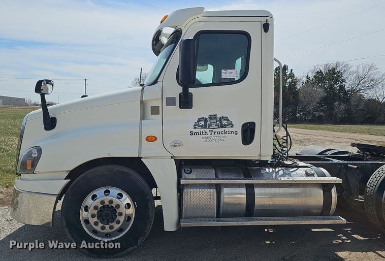 image for item DQ8694 2015 Freightliner Cascadia 125 semi truck