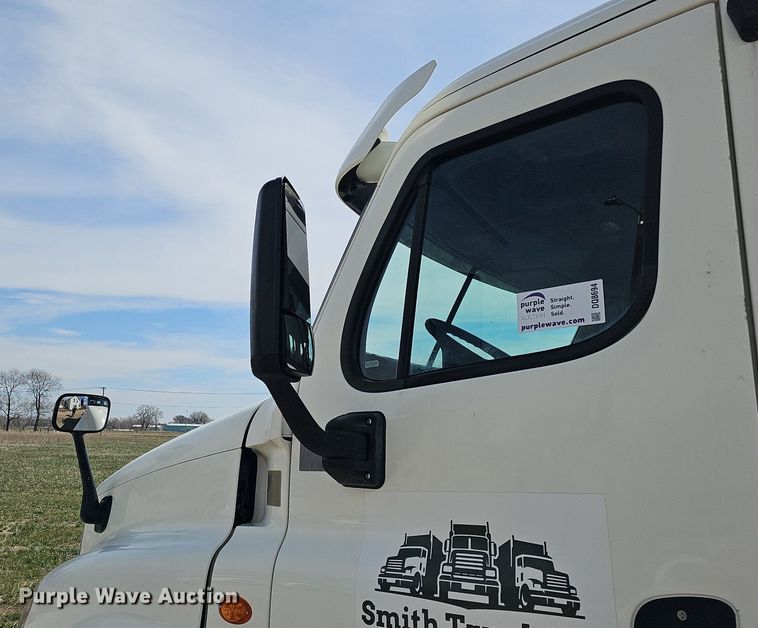 image for item DQ8694 2015 Freightliner Cascadia 125 semi truck