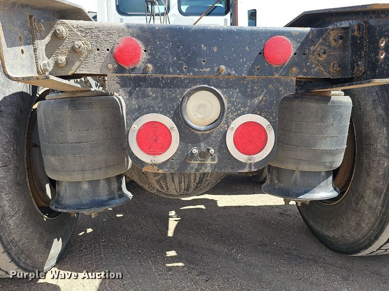 image for item DQ8694 2015 Freightliner Cascadia 125 semi truck