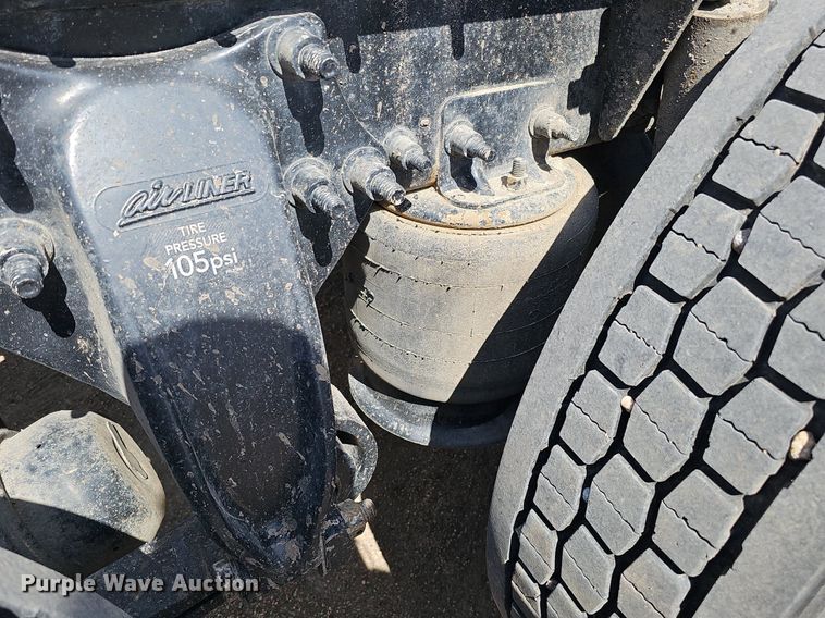 image for item DQ8694 2015 Freightliner Cascadia 125 semi truck