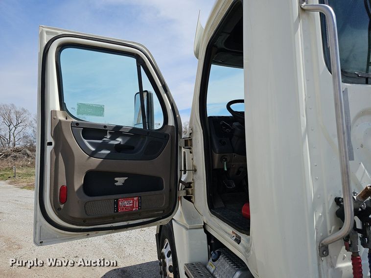 image for item DQ8694 2015 Freightliner Cascadia 125 semi truck