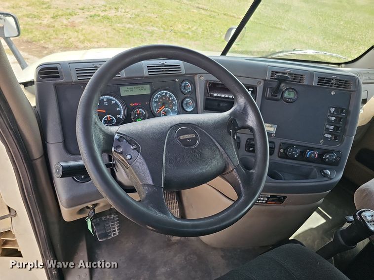 image for item DQ8694 2015 Freightliner Cascadia 125 semi truck